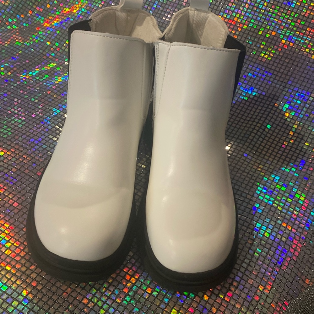 Cute Stylish White/Black Boots